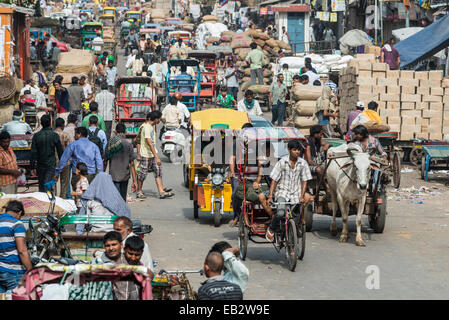 Pousse-pousse et les gens sur les Khari Baoli Road, Old Delhi, New Delhi, Delhi, Inde Banque D'Images