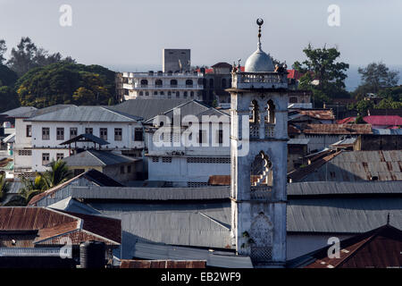 Le minaret d'une mosquée s'élève au-dessus des toits de tôle ondulée d'un port de commerce. Banque D'Images
