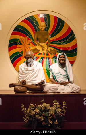 Une sculpture de Mahatma Gandhi et sa femme Kasturba Gandhi dans le Memorial Museum, New Delhi, Delhi, Inde Banque D'Images