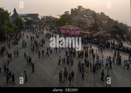 Piétons sur Mall Road, Shimla, Himachal Pradesh, Inde Banque D'Images