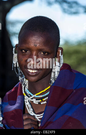 Une jeune femme Massaï ornée de boucles d'oreille Collier et bijoux. Banque D'Images