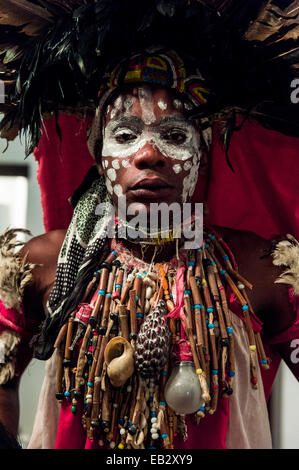 Un esprit dancer décorées de peinture faciale, des coquillages, des perles et une coiffe à plumes. Banque D'Images