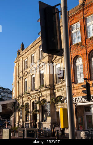 L'alcool,Wetherspoons à Torquay, l'ale, et, de l'architecture, bar, bière, boissons, Grande-Bretagne, britanniques, des capacités, de la chaîne économique, camra Banque D'Images