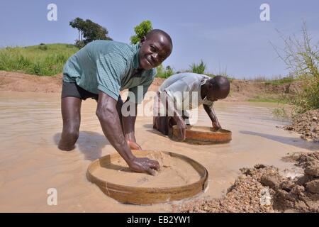 Les chasseurs de diamants à la recherche de diamants dans une mine avec tamis, près de Koidu, Koidu-Sefadu, district de Kono, Province de Liège Banque D'Images