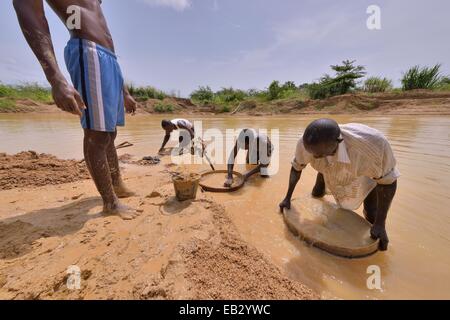 Les chasseurs de diamants à la recherche de diamants dans une mine avec tamis et pelles, près de Koidu, Koidu-Sefadu, district de Kono Banque D'Images