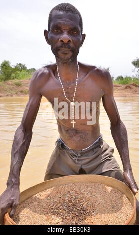 Diamond hunter à la recherche de diamants avec un tamis, près de Koidu, Koidu-Sefadu, district de Kono, Province de l'Est, la Sierra Leone Banque D'Images