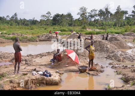 Les chasseurs de diamants à la recherche de diamants avec tamis et des pelles dans une mine, près de Koidu, Koidu-Sefadu, district de Kono Banque D'Images