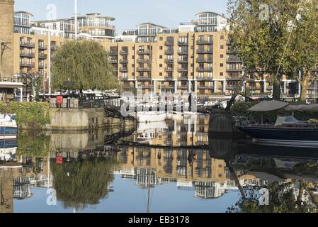 Londres, Royaume-Uni. 24 Nov, 2014. Un temps ensoleillé mais froid hiver's scène à St Katharine Docks de Londres Crédit : Lee Thomas/ZUMA/Alamy Fil Live News Banque D'Images