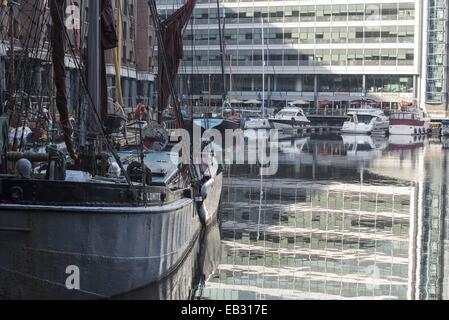 Londres, Royaume-Uni. 24 Nov, 2014. Un temps ensoleillé mais froid hiver's scène à St Katharine Docks de Londres Crédit : Lee Thomas/ZUMA/Alamy Fil Live News Banque D'Images