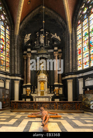 Intérieur, de l'autel et le choeur de la Cathédrale Saint-Bavon catholique romaine ou Vrijdagsmarkt, Gand, Région flamande, Belgique Banque D'Images