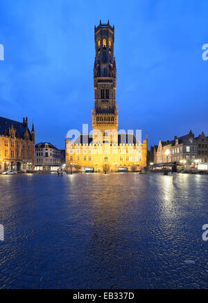 Belfort ou beffroi de Bruges, clocher, Grote Markt, la place du marché, centre historique, patrimoine mondial de l'Unesco dans la nuit Banque D'Images