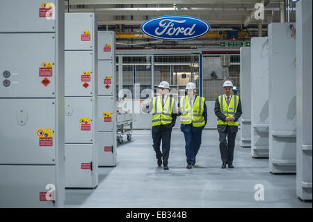 Londres, Royaume-Uni. 25 novembre, 2014. Le maire de Londres Boris Johnson arrive à l'usine Ford Dagenham moteur high-tech usine à London avec Martin Everitt, directeur de l'usine de Dagenham (L) et Mark Ovenden, Directeur général (R) Credit : Piero Cruciatti/Alamy Live News Banque D'Images