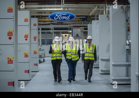 Londres, Royaume-Uni. 25 novembre, 2014. Le maire de Londres Boris Johnson arrive à l'usine Ford Dagenham moteur high-tech usine à London avec Martin Everitt, directeur de l'usine de Dagenham (L) et Mark Ovenden, Directeur général (R) Credit : Piero Cruciatti/Alamy Live News Banque D'Images