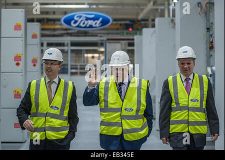 Londres, Royaume-Uni. 25 novembre, 2014. Le maire de Londres Boris Johnson arrive à l'usine Ford Dagenham moteur high-tech usine à London avec Martin Everitt, directeur de l'usine de Dagenham (L) et Mark Ovenden, Directeur général (R) Credit : Piero Cruciatti/Alamy Live News Banque D'Images