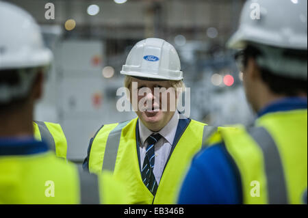 Londres, Royaume-Uni. 25 novembre, 2014. Le maire de Londres Boris Johnson visite le moteur Ford Dagenham usine moteur high-tech à Londres - l'une des plus importantes et des plus anciennes usines de ce genre en Europe. Credit : Piero Cruciatti/Alamy Live News Banque D'Images