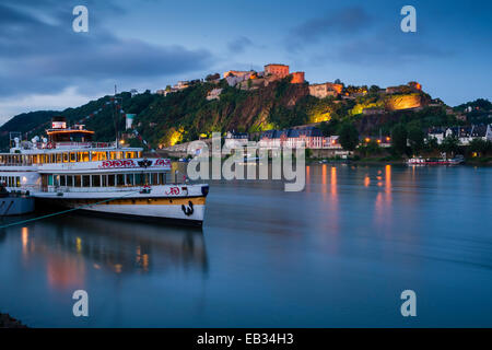 La rivière bateau de croisière "Goethe" sur le Rhin, en face de la forteresse Ehrenbreitstein, Mittelrheintal, Coblence Banque D'Images