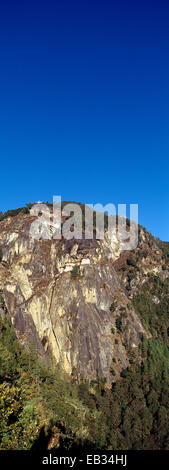 Un ancien monastère bouddhiste, perché sur une falaise face au-dessus d'une vallée boisée dans l'Himalaya. Banque D'Images