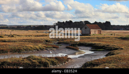 Grange de charbon à Thornham sur la côte de Norfolk avec un peu d'EGRET arrivant sur la terre dans un ruisseau. Banque D'Images