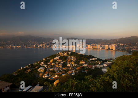 La baie d'Acapulco dans la lumière du soir, Acapulco, Guerrero, Mexique Banque D'Images