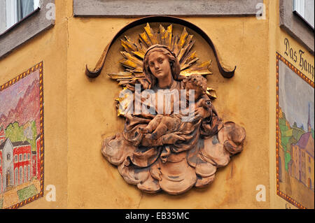 Relief de la Vierge Marie avec l'enfant Jésus sur la façade de l'immeuble 'Altes Brodhaus', Bad Reichenhall Banque D'Images