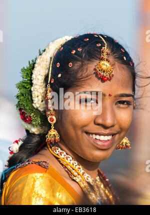 Smiling bride avec fleurs de jasmin dans les cheveux, l'île de Pamban, Rameswaram, Tamil Nadu, Inde Banque D'Images