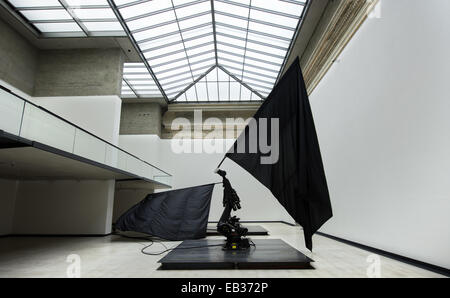 Dresde, Allemagne. 25Th Nov, 2014. Deux robots industriels géant vague des drapeaux noirs dans l'exposition 'William Forsythe Drapeaux noirs' dans le White Cube à la Kunsthalle dans le Lipsiusbau à Dresde, Allemagne, 25 novembre 2014. L'exposition dans la nouvelle Galerie Masters se déroule en collaboration avec l'American danseur, chorégraphe et artiste Forsythe et 'The Forsythe Company." c'est à l'affiche du 27 novembre 2014 jusqu'au 11 janvier 2015. Dpa : Crédit photo alliance/Alamy Live News Banque D'Images