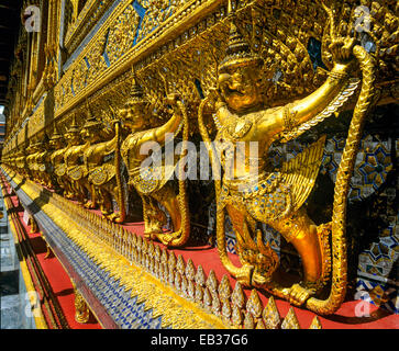 Garudas doré, oiseau mythique-comme les créatures, temple Wat Phra Kaeo, Palais Royal, Bangkok, Thailand, Thaïlande centrale Banque D'Images