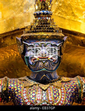 Yak, gardien du temple à l'entrée du temple Wat Phra Kaeo, Palais Royal, Bangkok, Thailand, Thaïlande centrale Banque D'Images