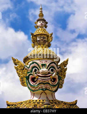 Yak, gardien du temple à l'entrée du temple Wat Phra Kaeo, Palais Royal, Bangkok, Thailand, Thaïlande centrale Banque D'Images