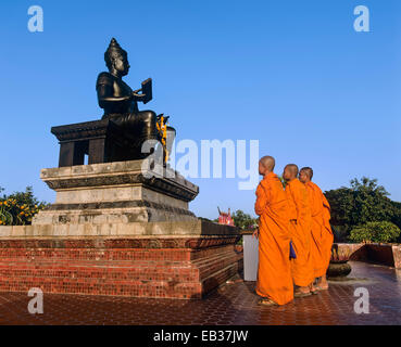 Les moines bouddhistes, debout devant le monument du Roi Ramkhamhaeng, Parc historique de Sukhothaï, Sukhothai, province de Sukhothai Banque D'Images