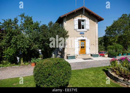 Le Français Jean Rostand ou maison éclusiers sur le Canal Canal de Bourgogne et Champagne connu auparavant sous le nom de Canal de la Marne a la Saône Banque D'Images