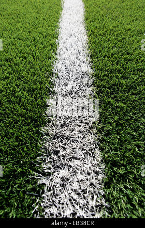 Close up de gazon artificiel de rugby sur un terrain d'entraînement avec une ligne blanche. Banque D'Images