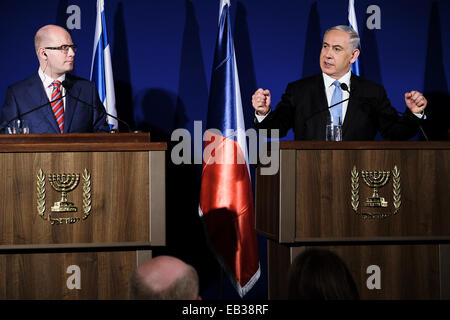 Amman, en Israël. 25Th Nov, 2014. Le Premier ministre israélien Benjamin Netanyahu (R), l'adresse du premier ministre de la République tchèque, Bohuslav Sobotka (L), à la conférence de presse suivant les consultations intergouvernementales et la signature d'accords au sein de l'hôtel King David. Credit : Alon Nir/Alamy Live News Banque D'Images