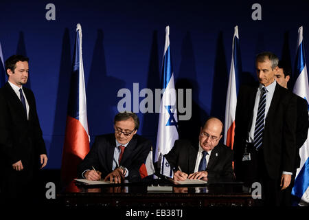 Amman, en Israël. 25Th Nov, 2014. Le ministre tchèque de la Défense, MARTIN STROPNICKY (assis, à gauche), et ministre israélien de la défense, Moshe Yaalon (assis, à droite), signer des accords à la suite de consultations intergouvernementales à l'hôtel King David. Czech PM Sobotka a dirigé une délégation de ministres en visite officielle en Israël. Credit : Alon Nir/Alamy Live News Banque D'Images