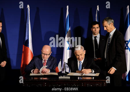 Amman, en Israël. 25Th Nov, 2014. Le premier ministre de la République tchèque, Bohuslav Sobotka (assis, à gauche), et le Premier ministre israélien Benjamin Netanyahu (assis, à droite), signer des accords à la suite de consultations intergouvernementales à l'hôtel King David. Sobotka dirigé une délégation de ministres en visite officielle en Israël. Credit : Alon Nir/Alamy Live News Banque D'Images