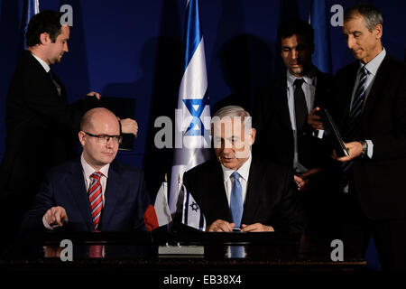 Amman, en Israël. 25Th Nov, 2014. Le premier ministre de la République tchèque, Bohuslav Sobotka (assis, à gauche), et le Premier ministre israélien Benjamin Netanyahu (assis, à droite), signer des accords à la suite de consultations intergouvernementales à l'hôtel King David. Sobotka dirigé une délégation de ministres en visite officielle en Israël. Credit : Alon Nir/Alamy Live News Banque D'Images