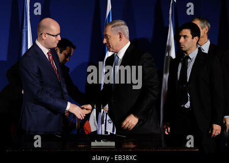 Amman, en Israël. 25Th Nov, 2014. Le premier ministre de la République tchèque, Bohuslav Sobotka (L), et le Premier ministre israélien Benjamin Netanyahu (R), serrer la main à la suite de la signature d'accords et des consultations intergouvernementales à l'hôtel King David. Sobotka dirigé une délégation de ministres en visite officielle en Israël. Credit : Alon Nir/Alamy Live News Banque D'Images