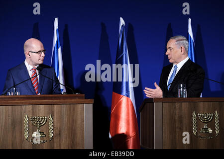 Amman, en Israël. 25Th Nov, 2014. Le Premier ministre israélien Benjamin Netanyahu (R), l'adresse du premier ministre de la République tchèque, Bohuslav Sobotka (L), à la conférence de presse suivant les consultations intergouvernementales et la signature d'accords au sein de l'hôtel King David. Credit : Alon Nir/Alamy Live News Banque D'Images