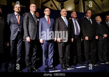 Amman, en Israël. 25Th Nov, 2014. La délégation tchèque dirigée par le Premier Ministre, Bohuslav Sobotka et délégation israélienne conduite par le Premier Ministre Benjamin Netanyahu, posent pour une photo de groupe lors d'une conférence de presse à la suite de consultations intergouvernementales et la signature d'accords au sein de l'hôtel King David. Credit : Alon Nir/Alamy Live News Banque D'Images