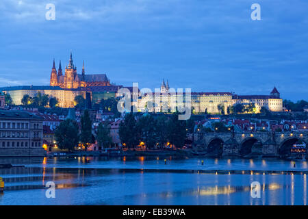 Vue de nuit sur la Vltava, Prague - Gradchany, la cathédrale Saint Guy Banque D'Images