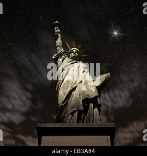 USA, New York State, New York, Statue de la liberté dans la nuit Banque D'Images