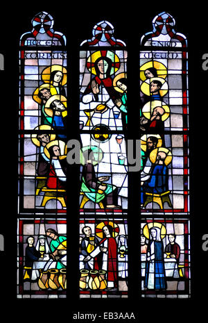 Landshut, Bavière, Allemagne. Vitrail moderne de la cathédrale Saint Martin en montrant la Dernière Cène et Canan wedding Banque D'Images