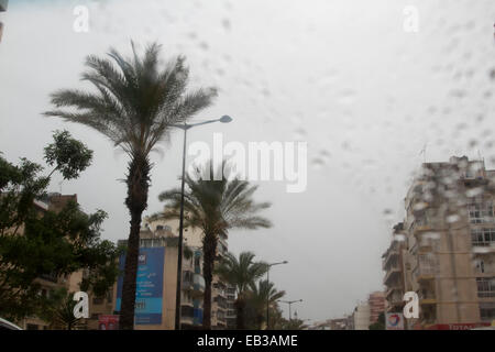 Beyrouth, Liban. 25 novembre, 2014. Beyrouth est touché par des pluies et des tempêtes qui devrait durer plusieurs jours a entraîné un bouleversement pour les automobilistes et les piétons Crédit : amer ghazzal/Alamy Live News Banque D'Images