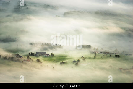 L'Autriche, l'état de Salzbourg, tôt le matin, le brouillard cache petit village près du lac de Fuschl Banque D'Images