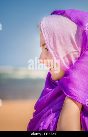 Femme avec rose et violet echarpes on head Banque D'Images