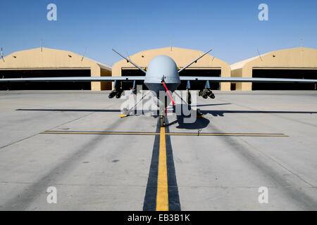 L'U.S Air Force MQ-9 Reaper avec le 62e Escadron de reconnaissance de la Force expéditionnaire du Canada se trouve sur une rampe à l'aérodrome de Kandahar le 18 août Banque D'Images