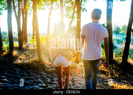 Caucasian couple holding hands in park Banque D'Images