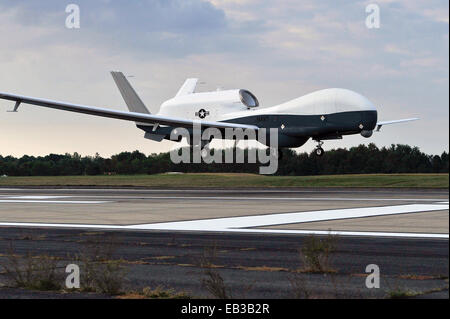 Un marine américain MQ-4C Triton Unmanned Aircraft System se retrouve à la Naval Air Station Patuxent River à la suite du premier vol de cross-country, le 18 septembre 2014 à Patuxent River, Maryland. Banque D'Images