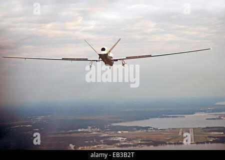 Un marine américain MQ-4C Triton avions sans pilote approches Système Naval Air Station Patuxent River à la terre après le premier vol de cross-country 18 septembre 2014 à Patuxent River, Maryland. Banque D'Images