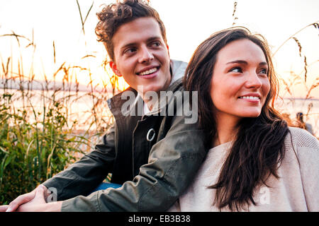 Young couple sitting on beach Banque D'Images